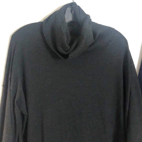 TURTLE NECKS - Picture 3 of 3